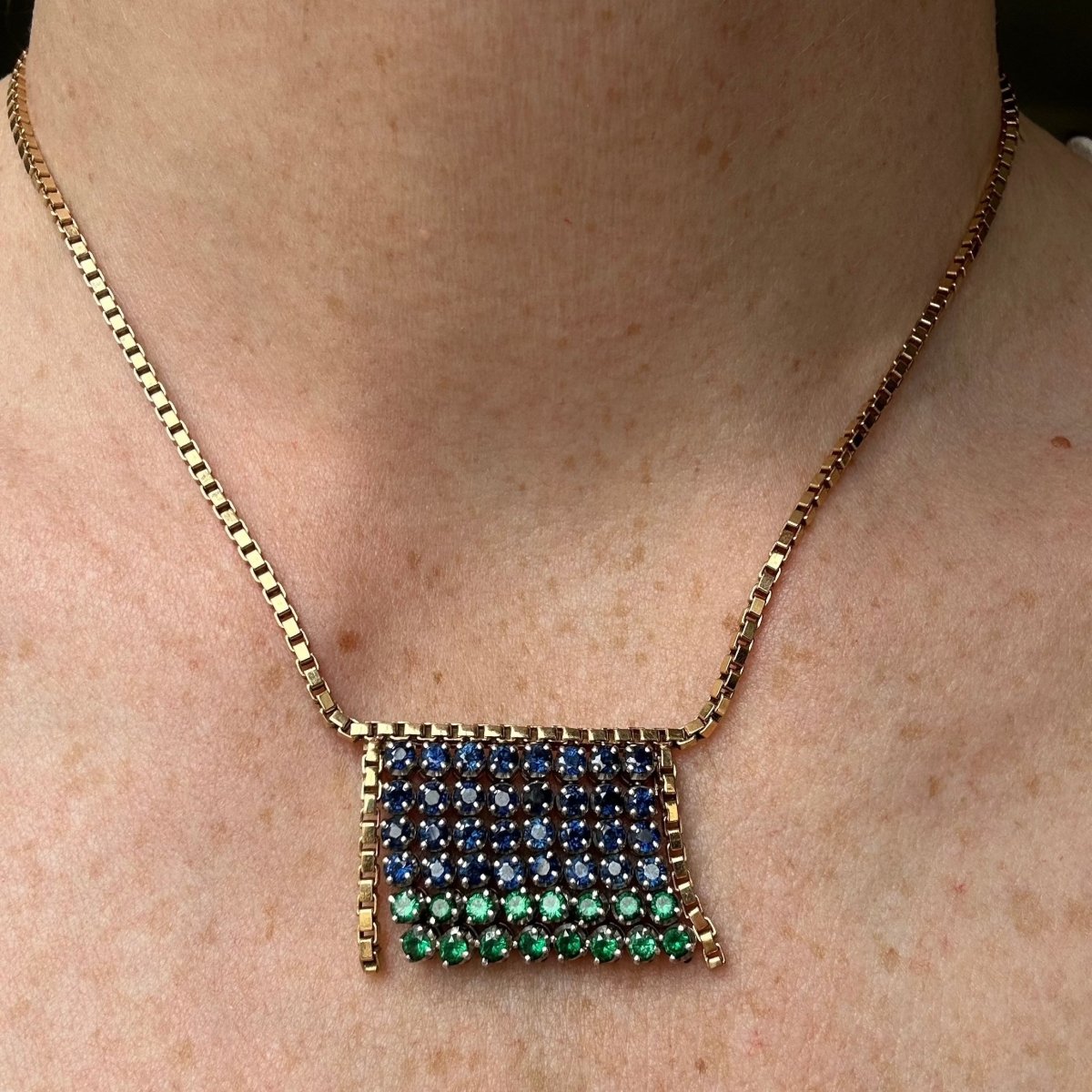 Collier à franges en or jaune et or gris avec émeraudes et saphirs - Castafiore