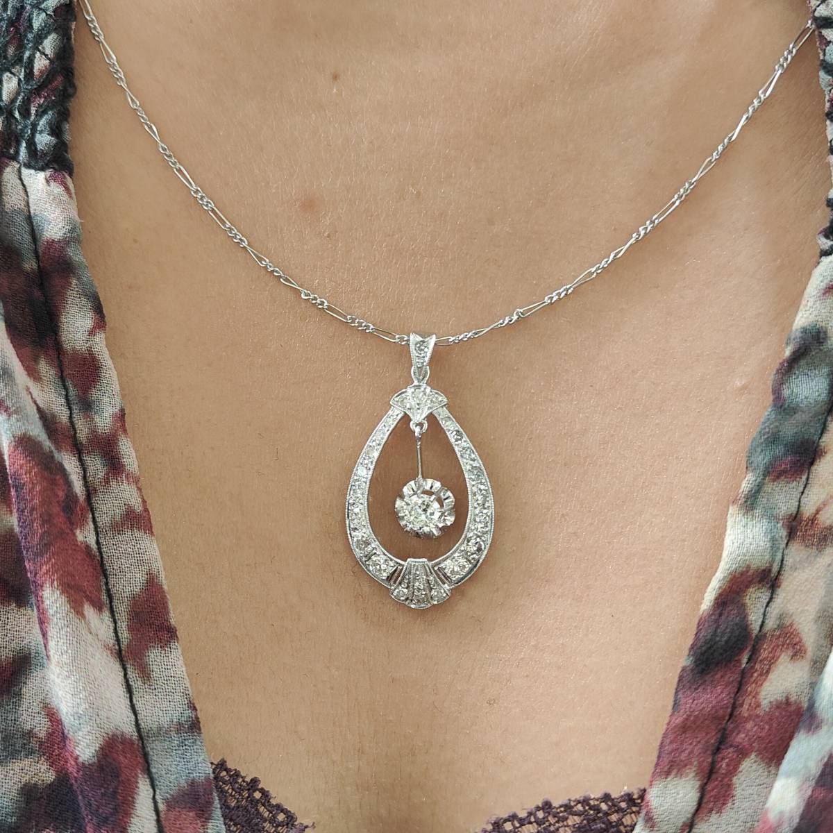 Collier Art déco en or blanc et diamants - Castafiore