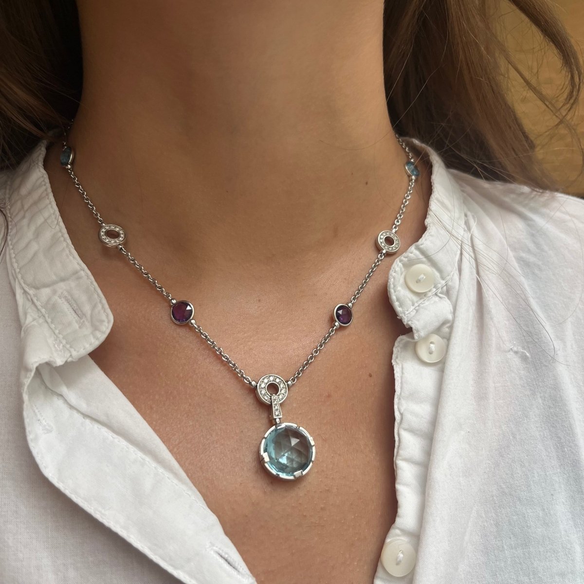 Collier BVLGARI "Parentesi Cocktail" en or blanc, topazes bleues, améthystes et diamants - Castafiore