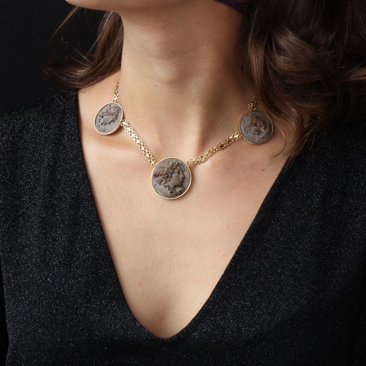 Collier camées sur pierres de lave et or - Castafiore