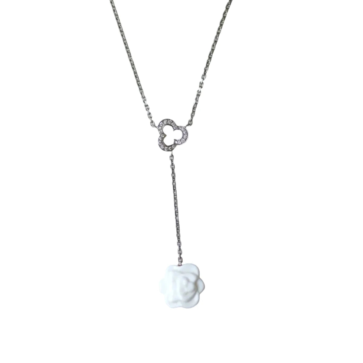 Collier CHANEL "Camélia" en or blanc, agate et diamants - Castafiore