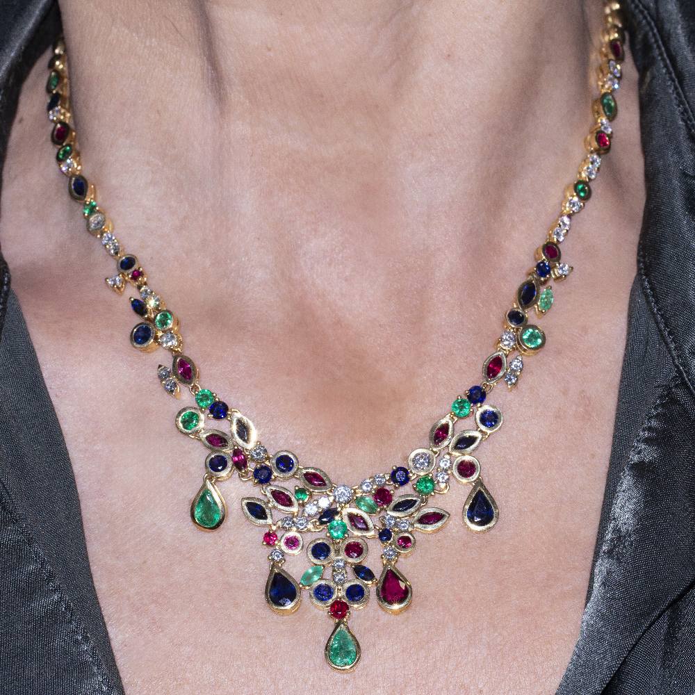 Collier couronne en or jaune, émeraudes, rubis, saphirs et diamants - Castafiore