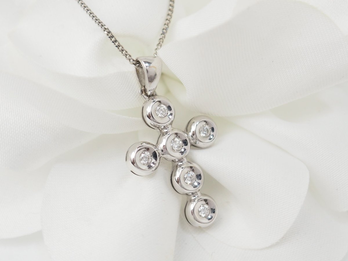 collier croix en or blanc et diamants - Castafiore