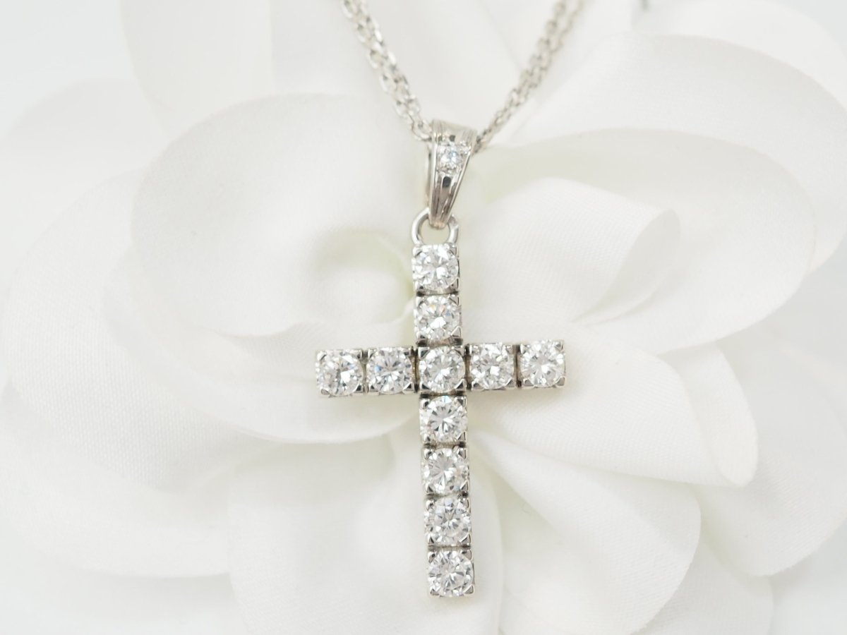 collier croix vintage en or blanc et diamants - Castafiore