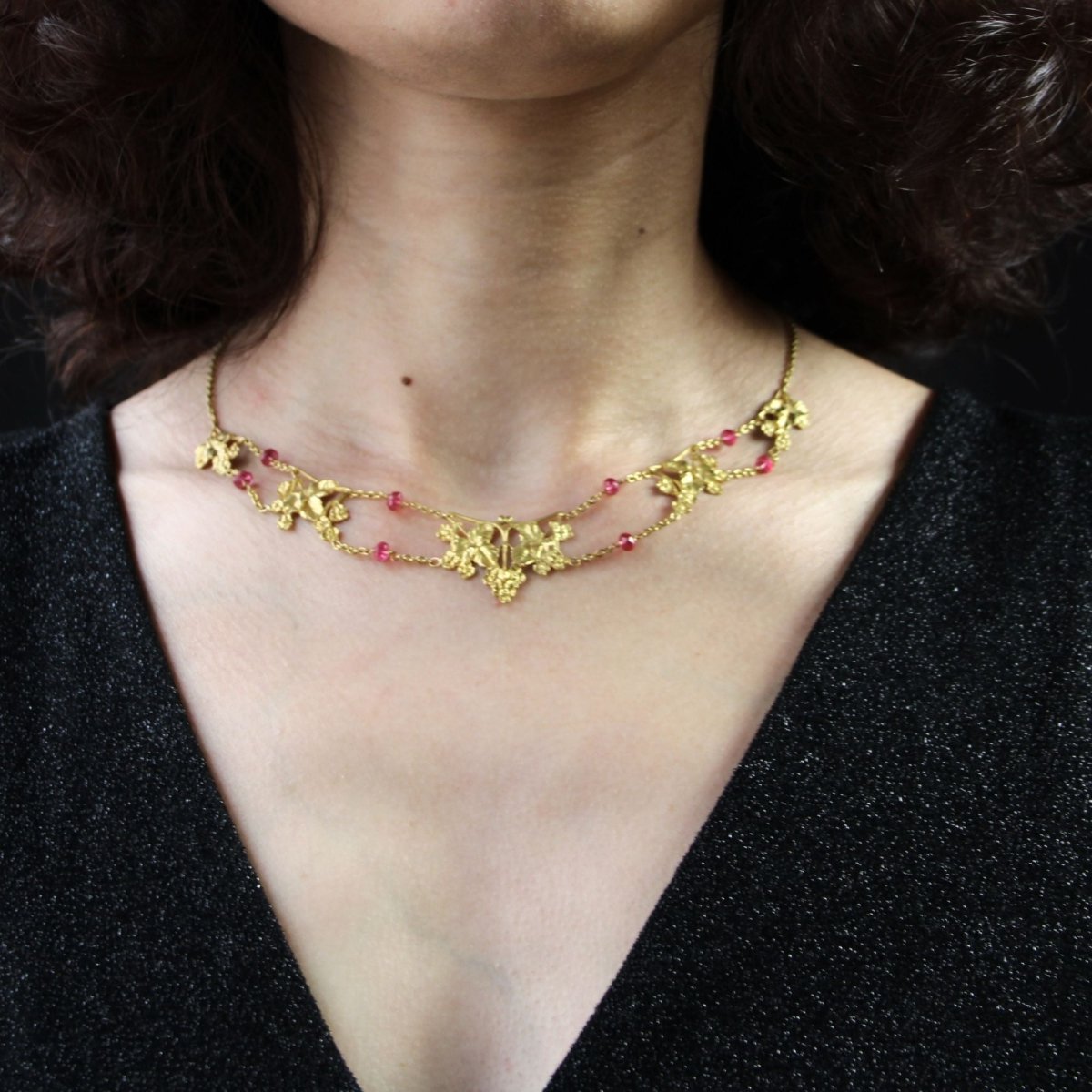 Collier draperie ancien or et spinelles - Castafiore