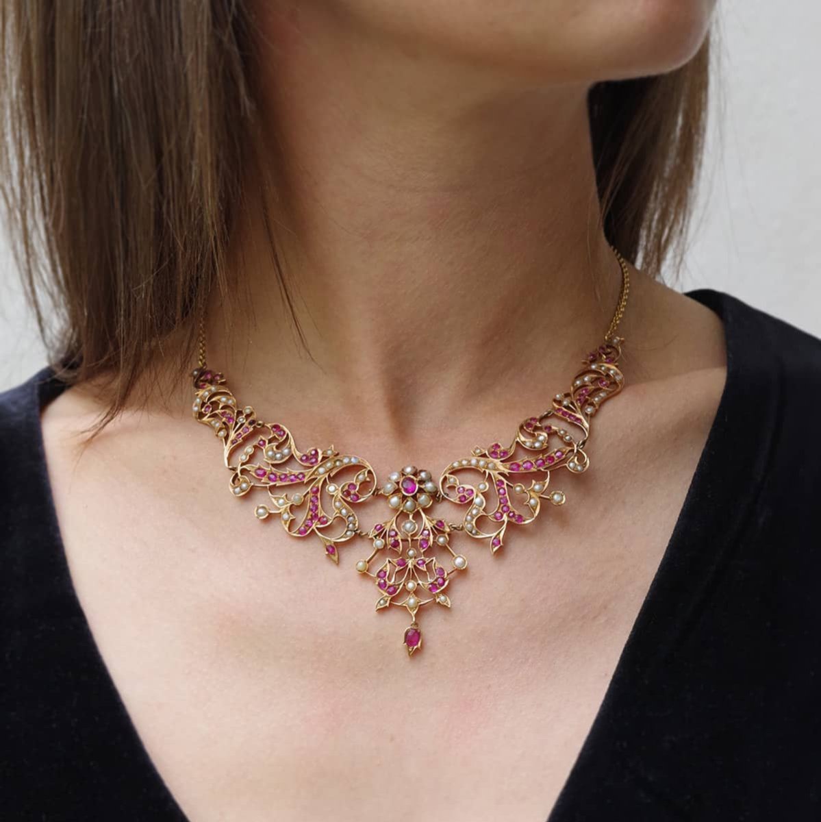 Collier Draperie en or jaune, perles et rubis - Castafiore