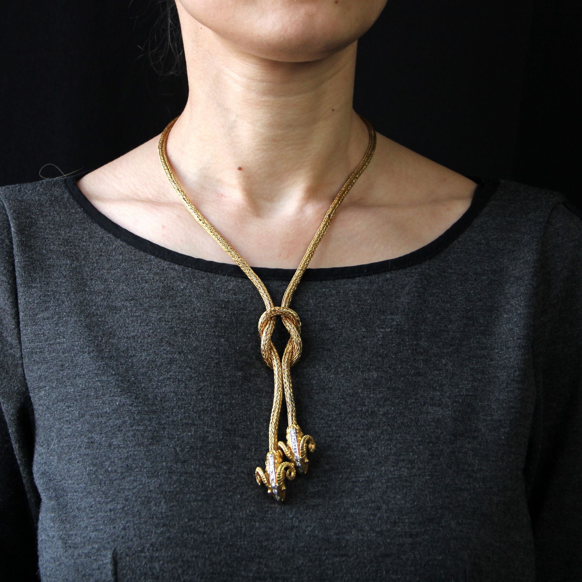 Collier en or tressé et ses motifs en têtes de bélier diamants et rubis