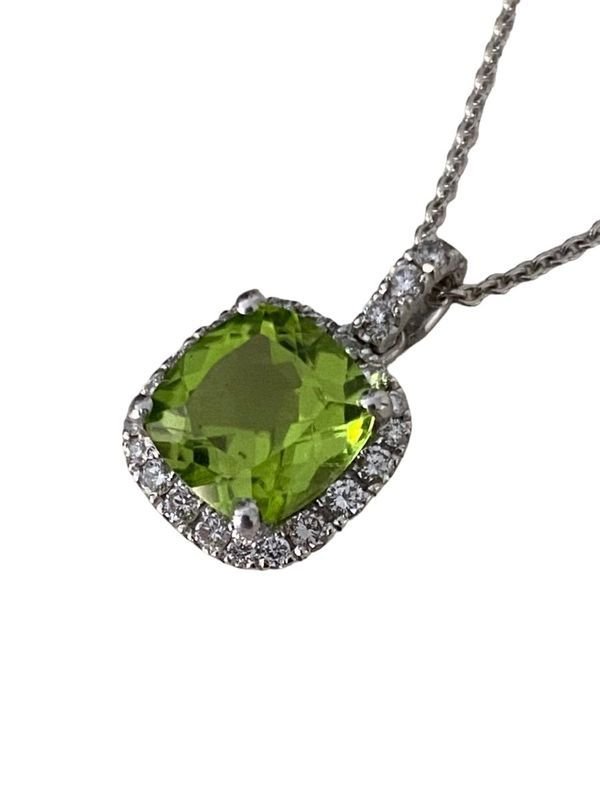 Collier, en or blanc 18k serti d’un très beau péridot