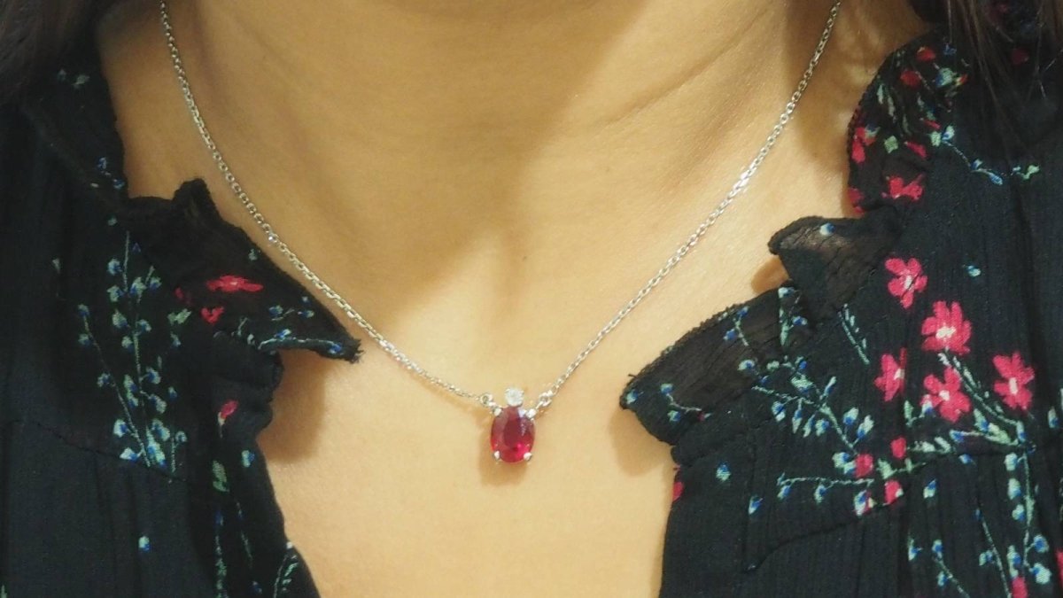 Collier en or blanc, Rubis ovale et diamant