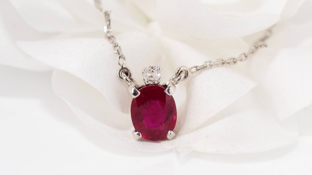 Collier en or blanc, Rubis ovale et diamant