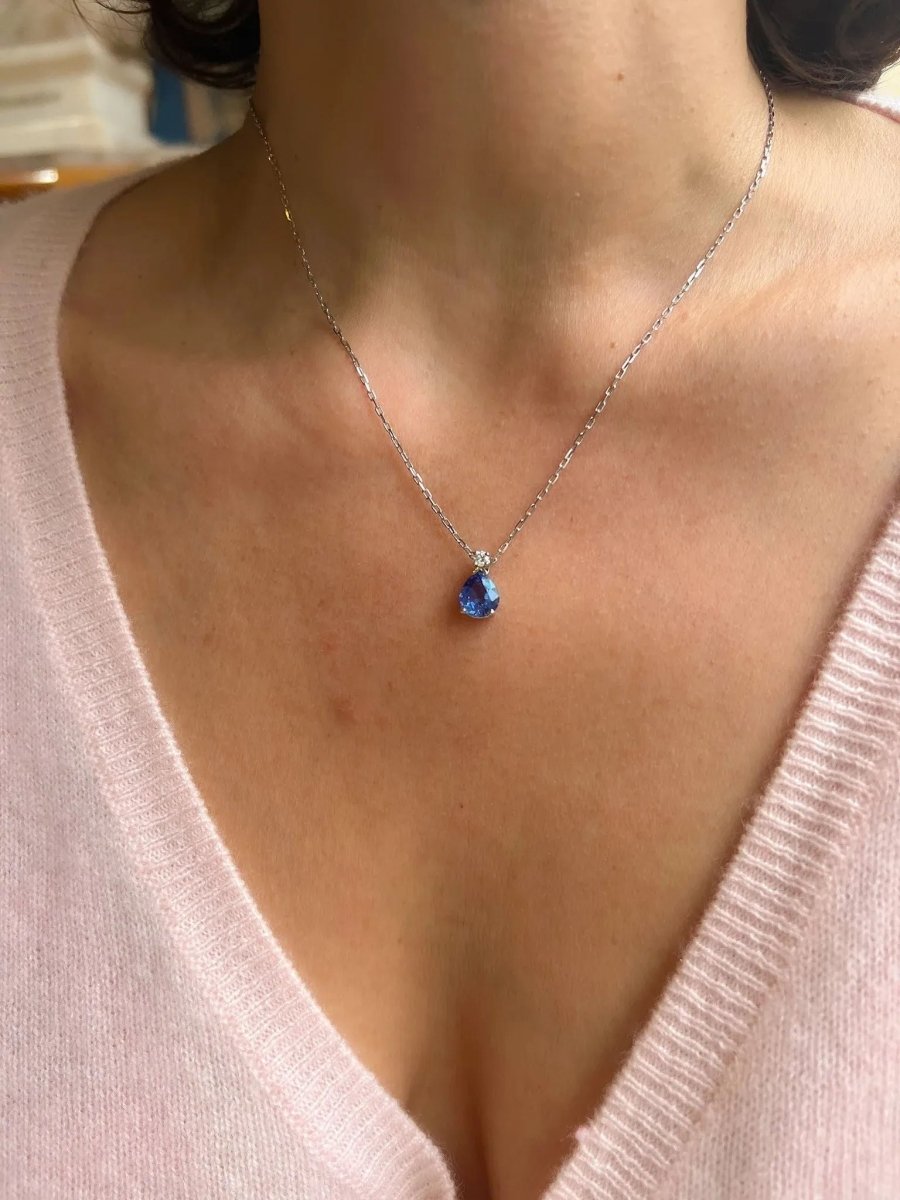 Collier en or gris orné d'un saphir poire - Castafiore