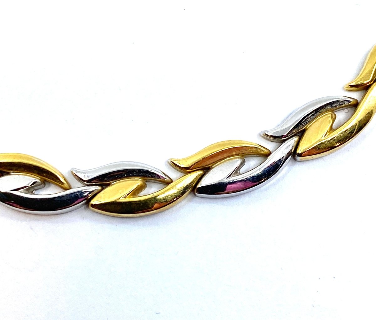 Collier et son bracelet en or blanc et jaune 18 carats formant parure. - Castafiore