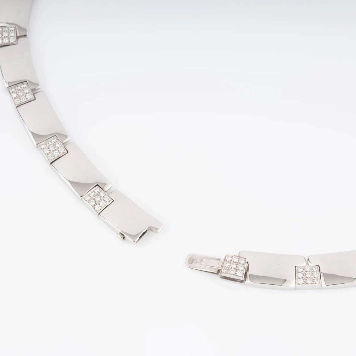 Collier or gris et diamants de la Maison Chaumet - Castafiore