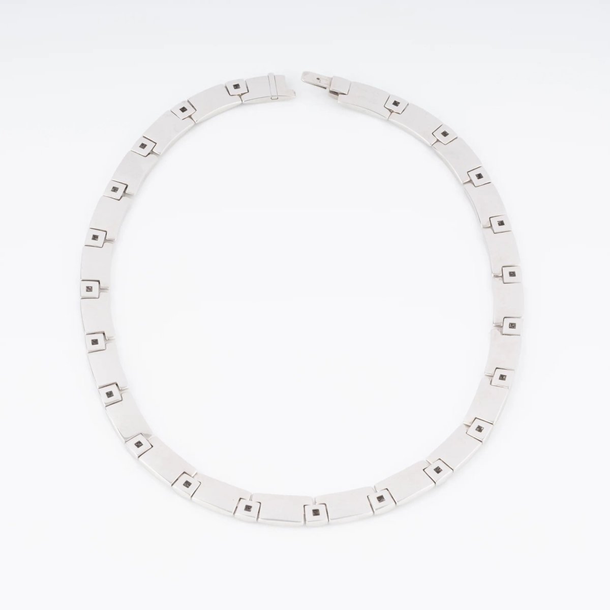 Collier or gris et diamants de la Maison Chaumet - Castafiore