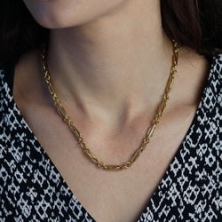 Necklace yellow gold oval staple and round mesh