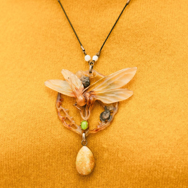 Collier Pendentif Art Nouveau GEORGE PIERRE en corne sculptée et pâte de verre - Castafiore