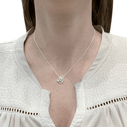 Collier Pendentif BOUCHERON "Pivoine" en or blanc et diamants - Castafiore