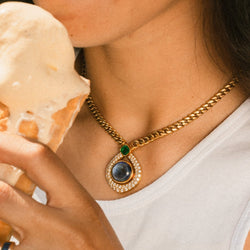 Collier Pendentif BULGARI en or jaune, saphir, émeraude et diamants - Castafiore