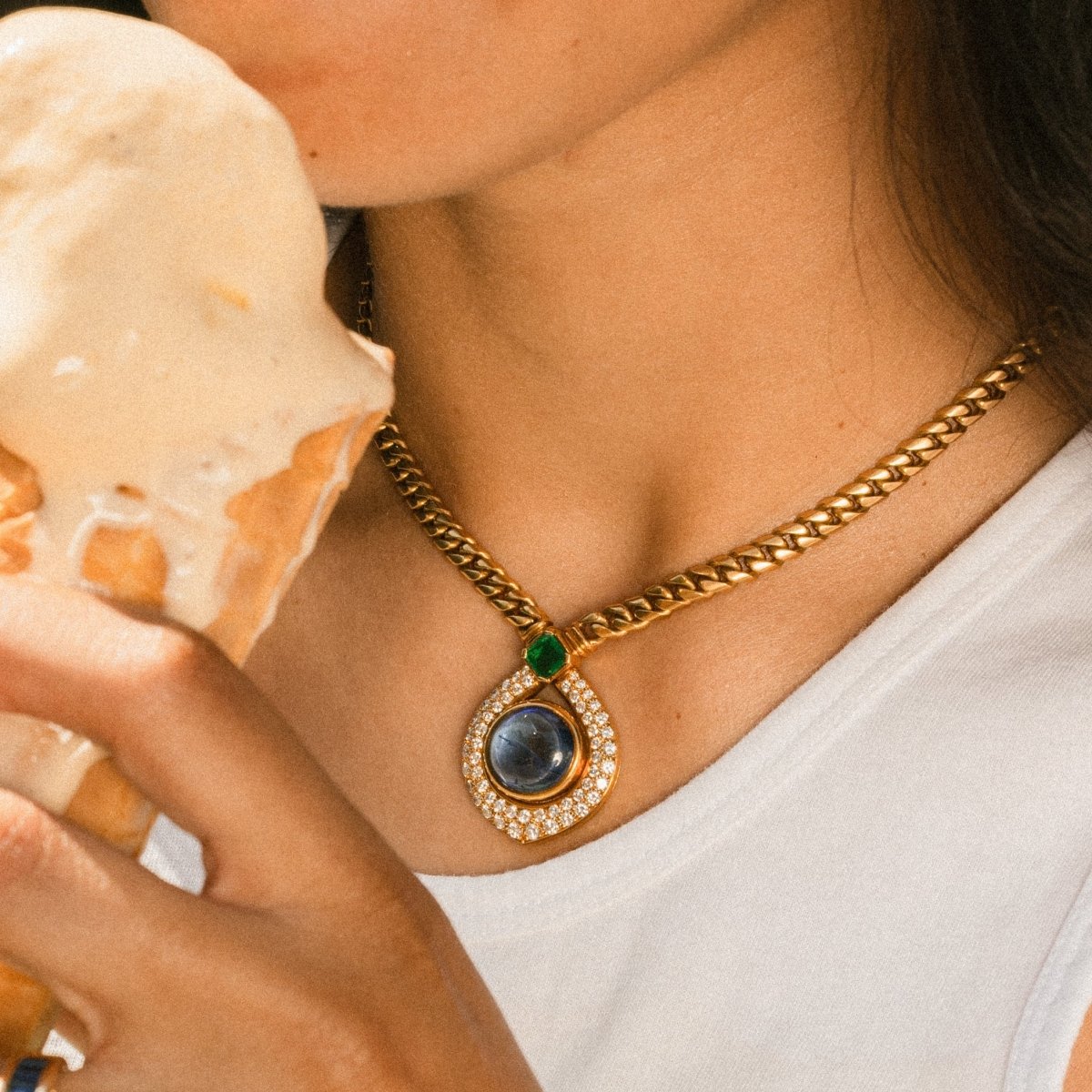 Collier Pendentif BULGARI en or jaune, saphir, émeraude et diamants - Castafiore