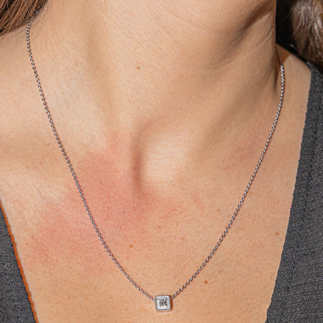 NIALAYA Collier en acier inoxydable avec pendentif carré en onyx mat NIALAYA Collier en acier inoxydable avec pendentif carré en onyx mat