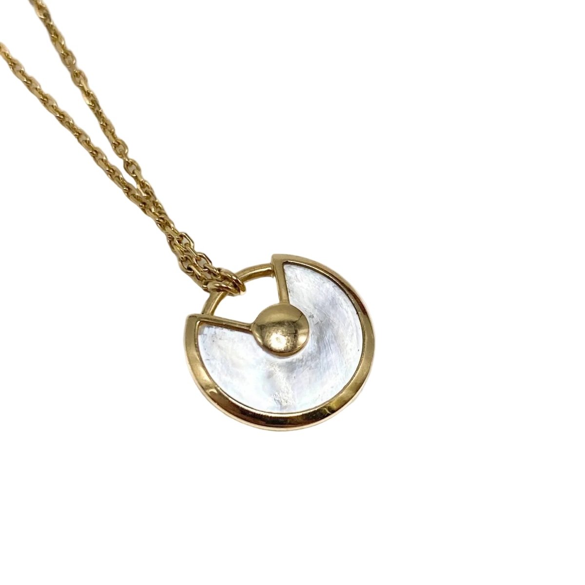 Collier Pendentif CARTIER "Amulette" en or jaune, nacre et diamants - Castafiore