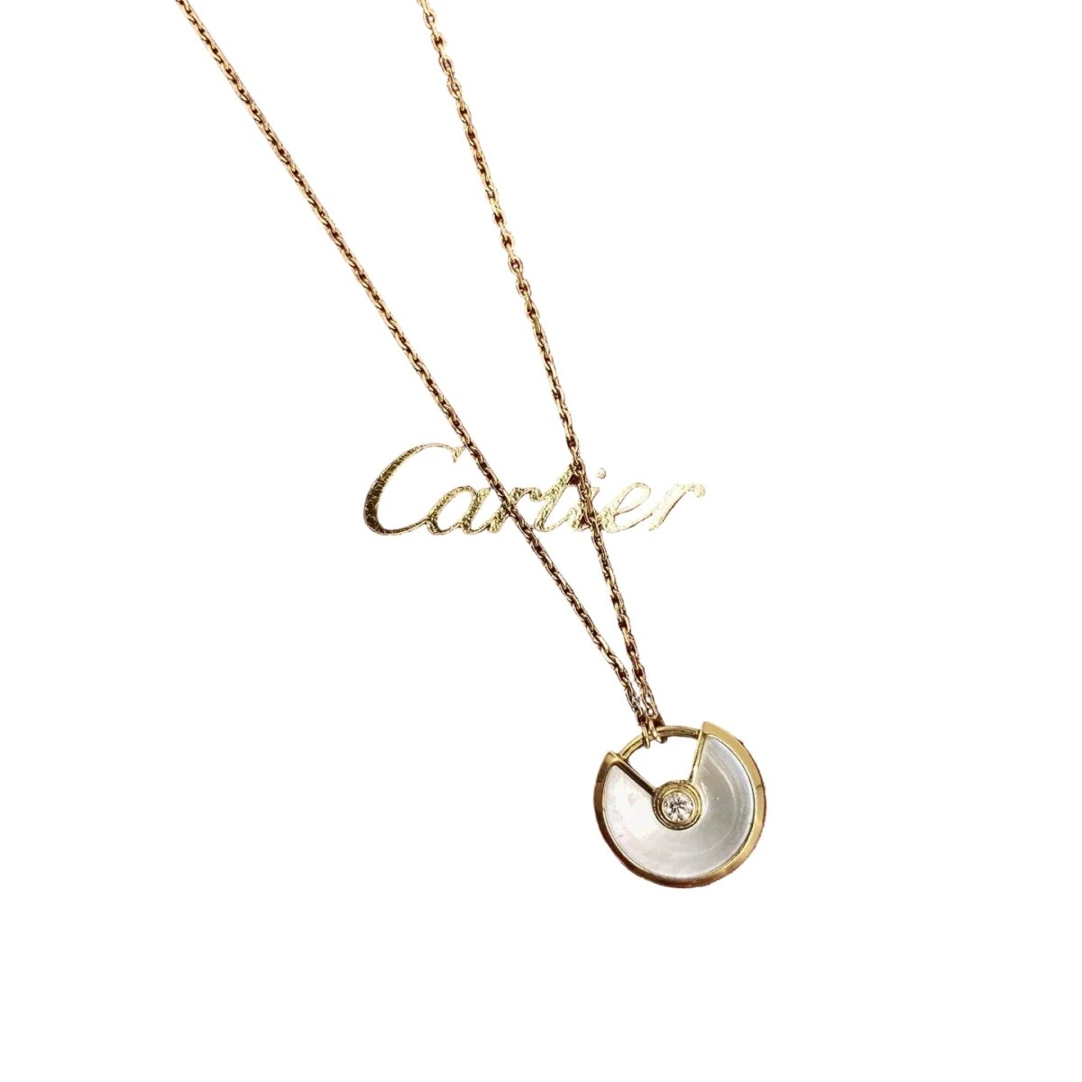 Collier Pendentif CARTIER "Amulette" en or jaune, nacre et diamants - Castafiore