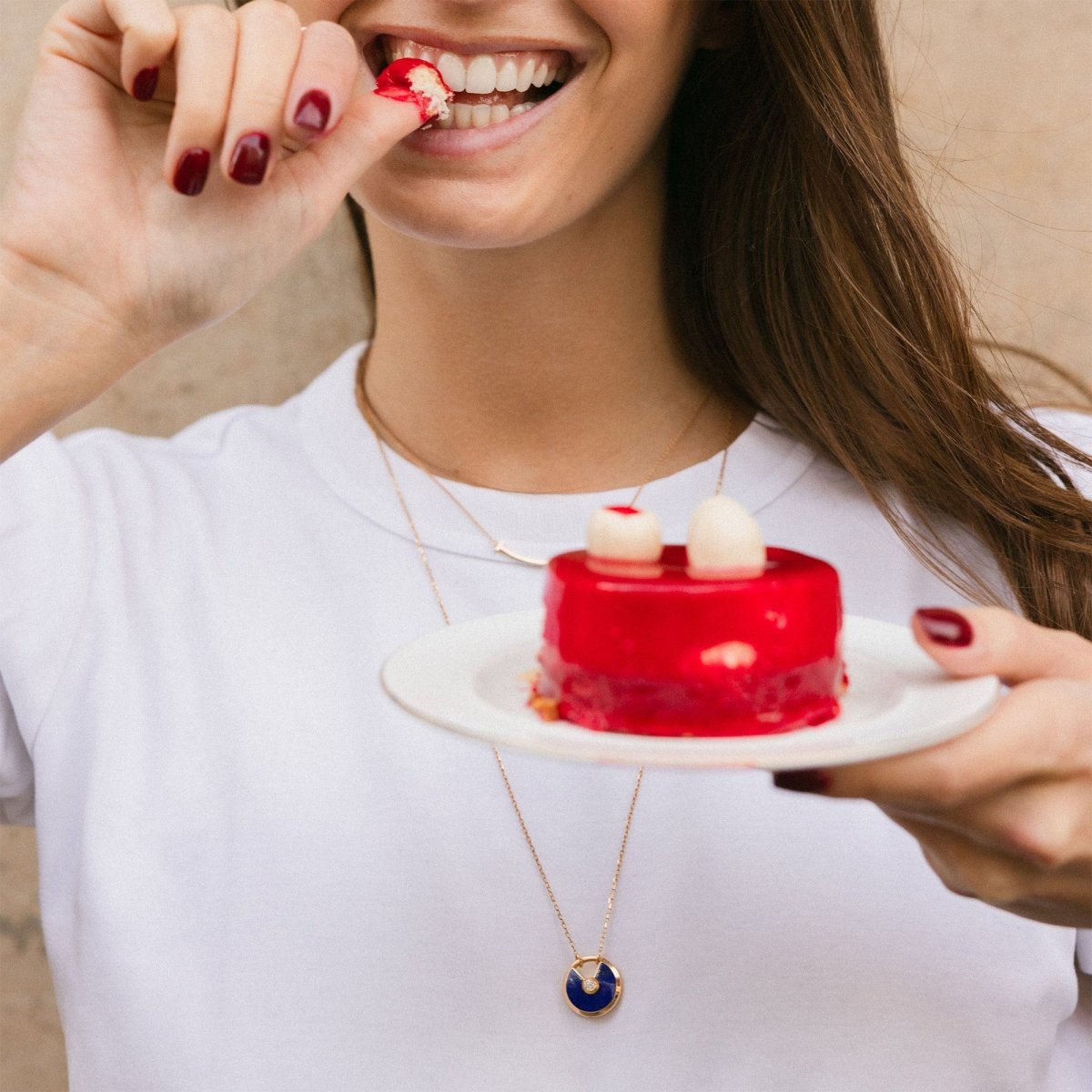 Collier Pendentif CARTIER "Amulette" MM en or jaune, lapis lazuli et diamant - Castafiore