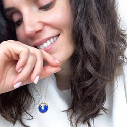 Collier pendentif CARTIER Amulette moyen modèle en or jaune lapis lazuli et diamant - Castafiore