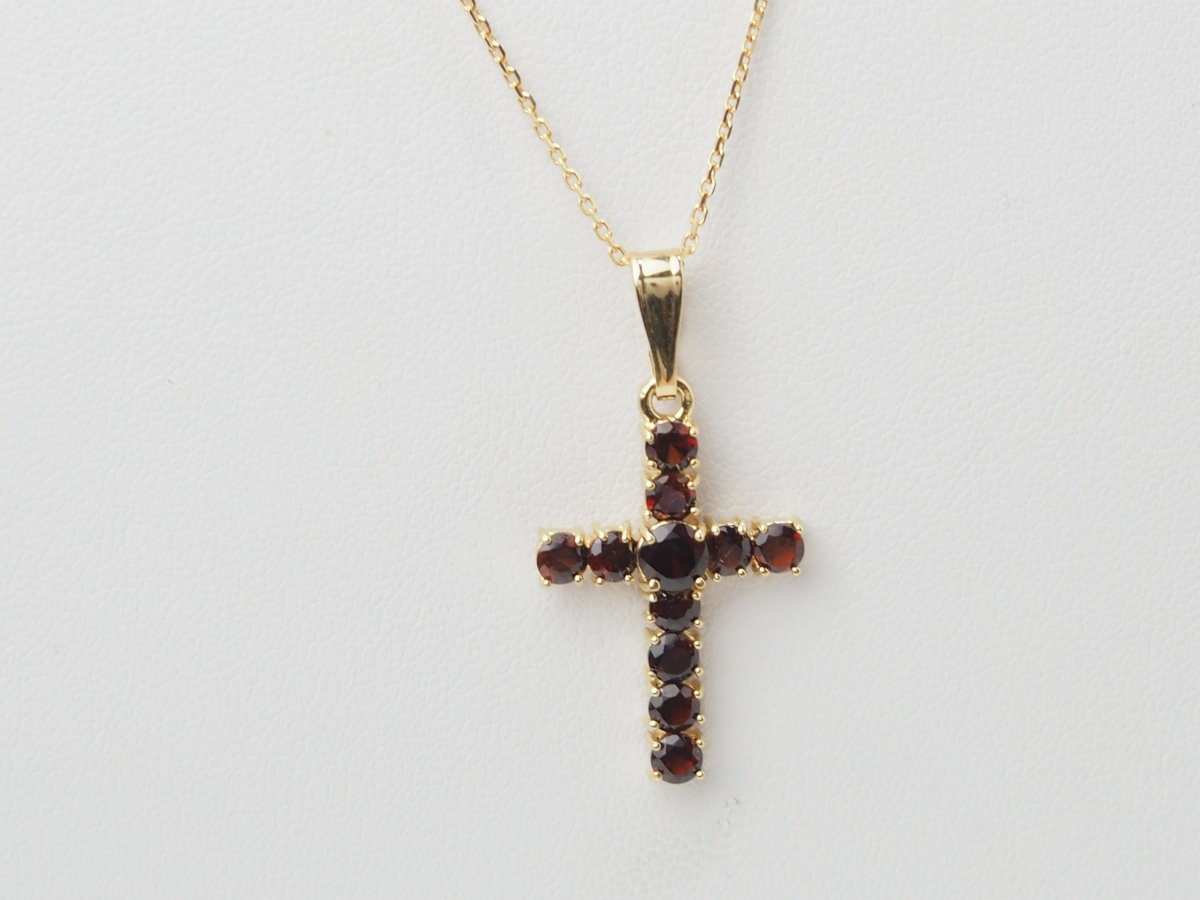 Collier pendentif croix en or jaune et grenats - Castafiore