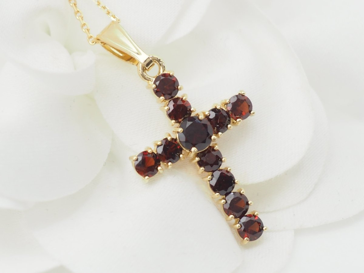 Collier pendentif croix en or jaune et grenats - Castafiore