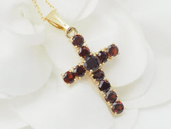 Collier pendentif croix en or jaune et grenats - Castafiore