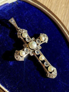 Collier Pendentif Croix en or jaune, platine, perles et diamants - Castafiore