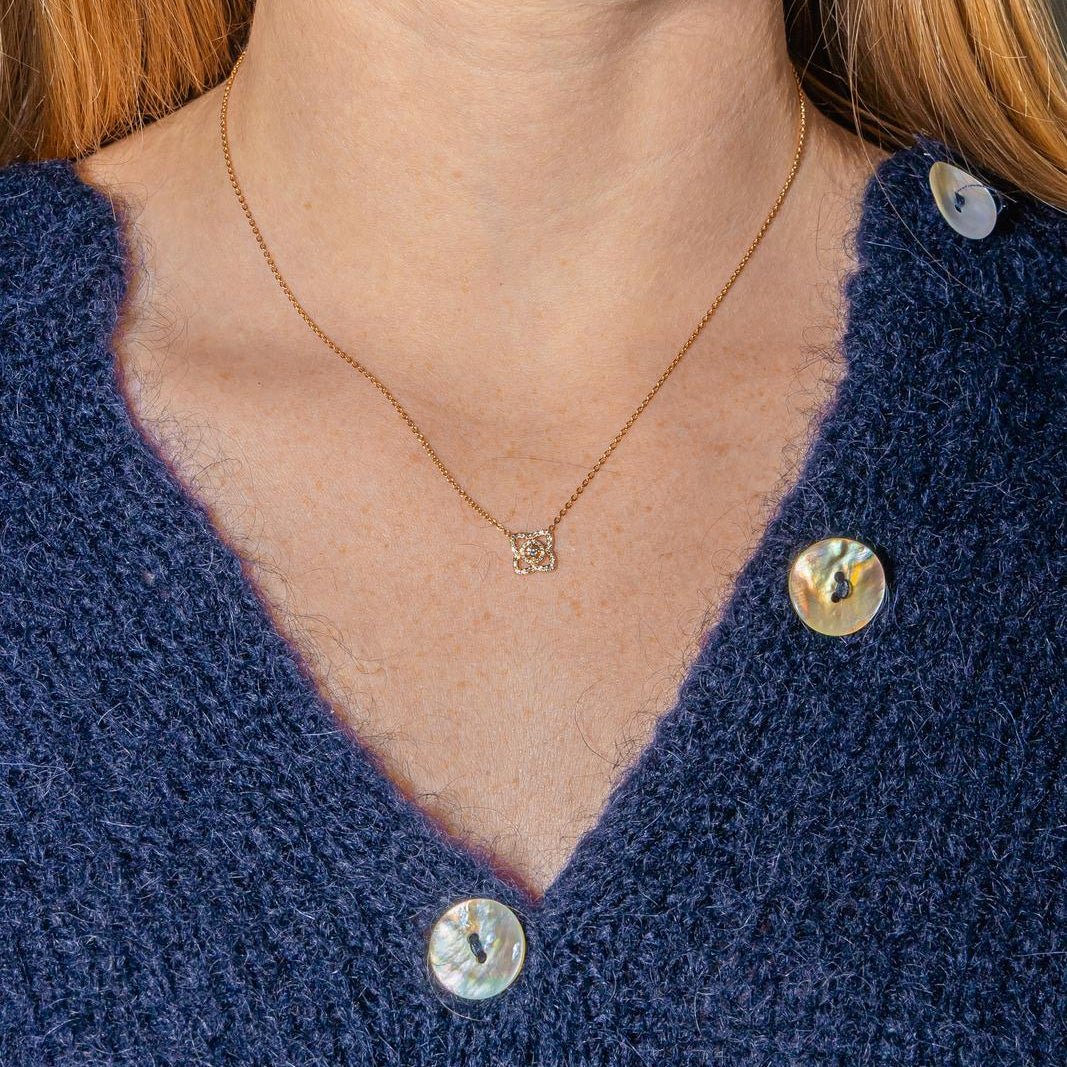 Collier Pendentif DE BEERS "Lotus" en or rose et diamants - Castafiore