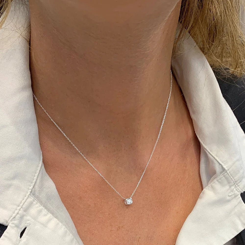 Collier Pendentif DINH VAN "Le Cube" en or blanc et diamant - Castafiore