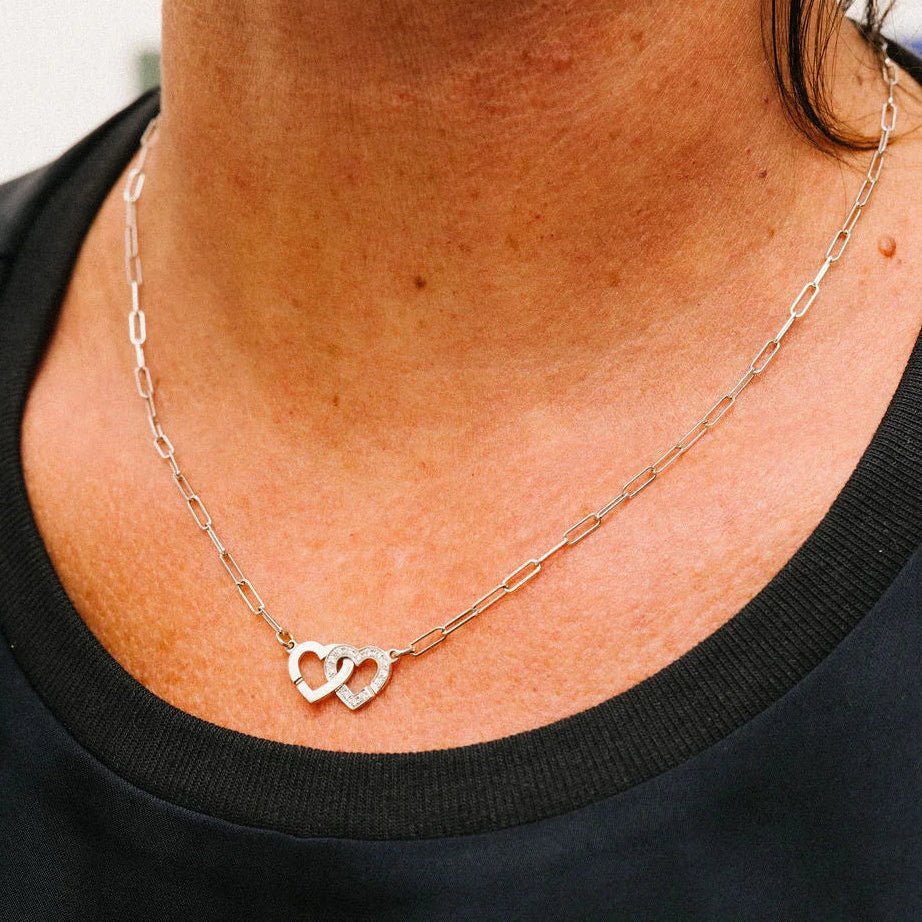 Collier Pendentif DINH VAN "Menottes Double Coeurs R9" en or blanc et diamants - Castafiore