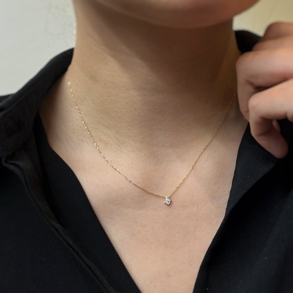 Collier Pendentif DJULA "Magic Touch Main" en or jaune, or blanc et diamants - Castafiore