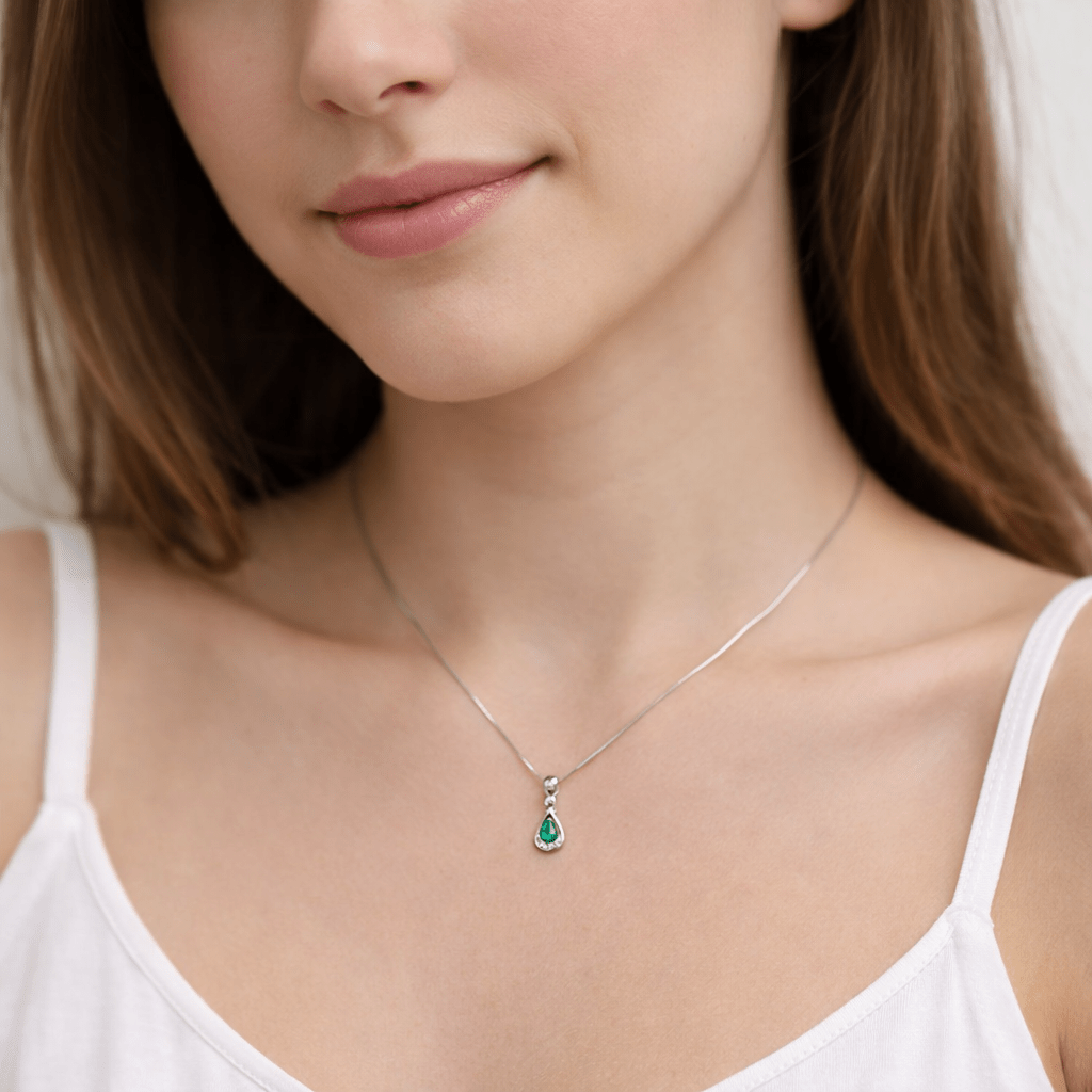 Collier Pendentif en or blanc, émeraude et diamants - Castafiore