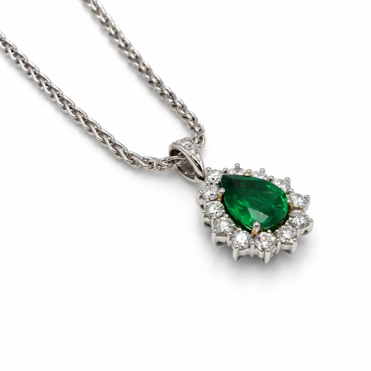 Collier Pendentif en or blanc, émeraude et diamants - Castafiore