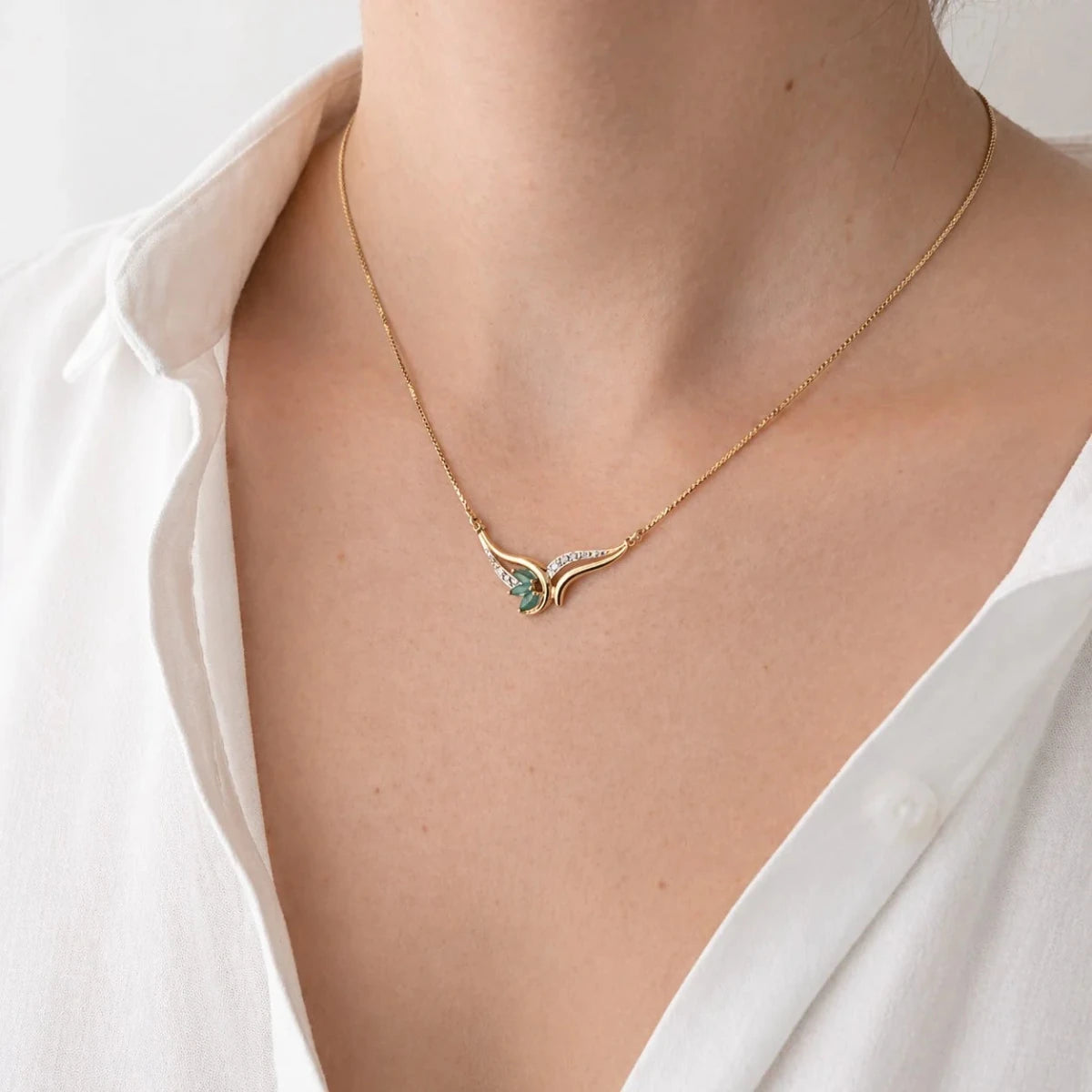 Collier Pendentif en or blanc, or jaune, émeraudes et diamants - Castafiore