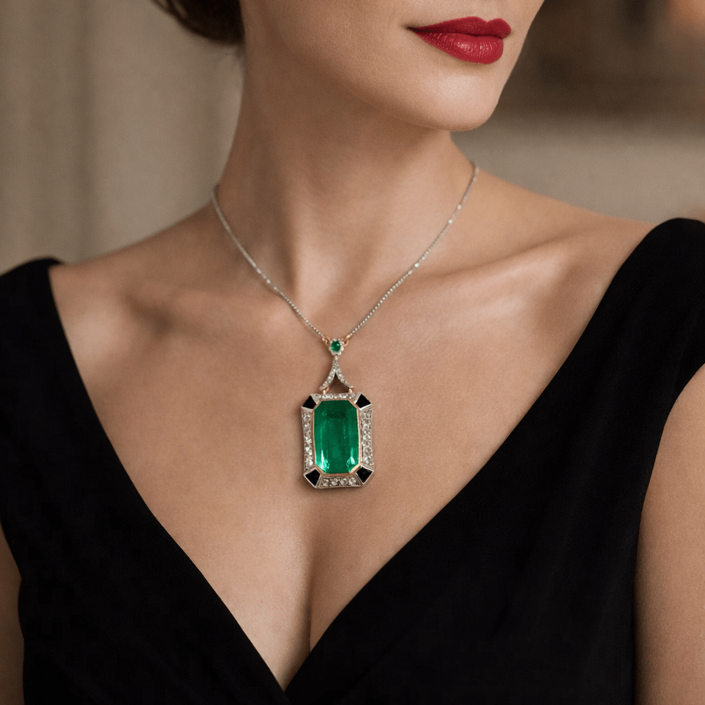 Collier Pendentif en or blanc, or jaune, platine, émeraude et diamants - Castafiore