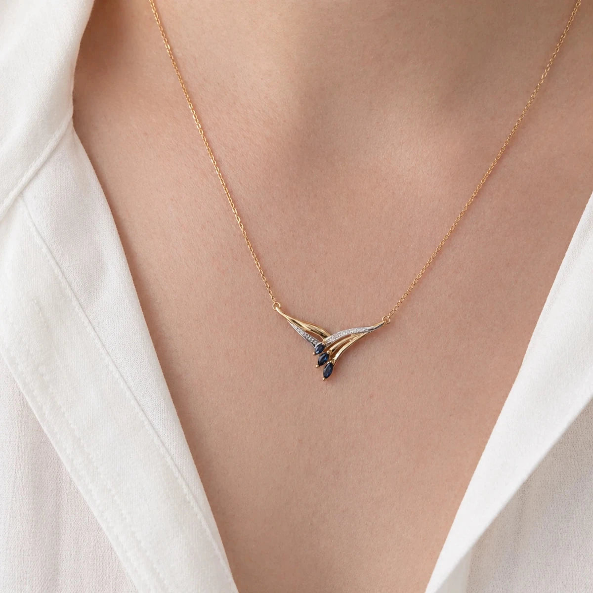 Collier Pendentif en or blanc, or jaune, saphirs et diamant - Castafiore
