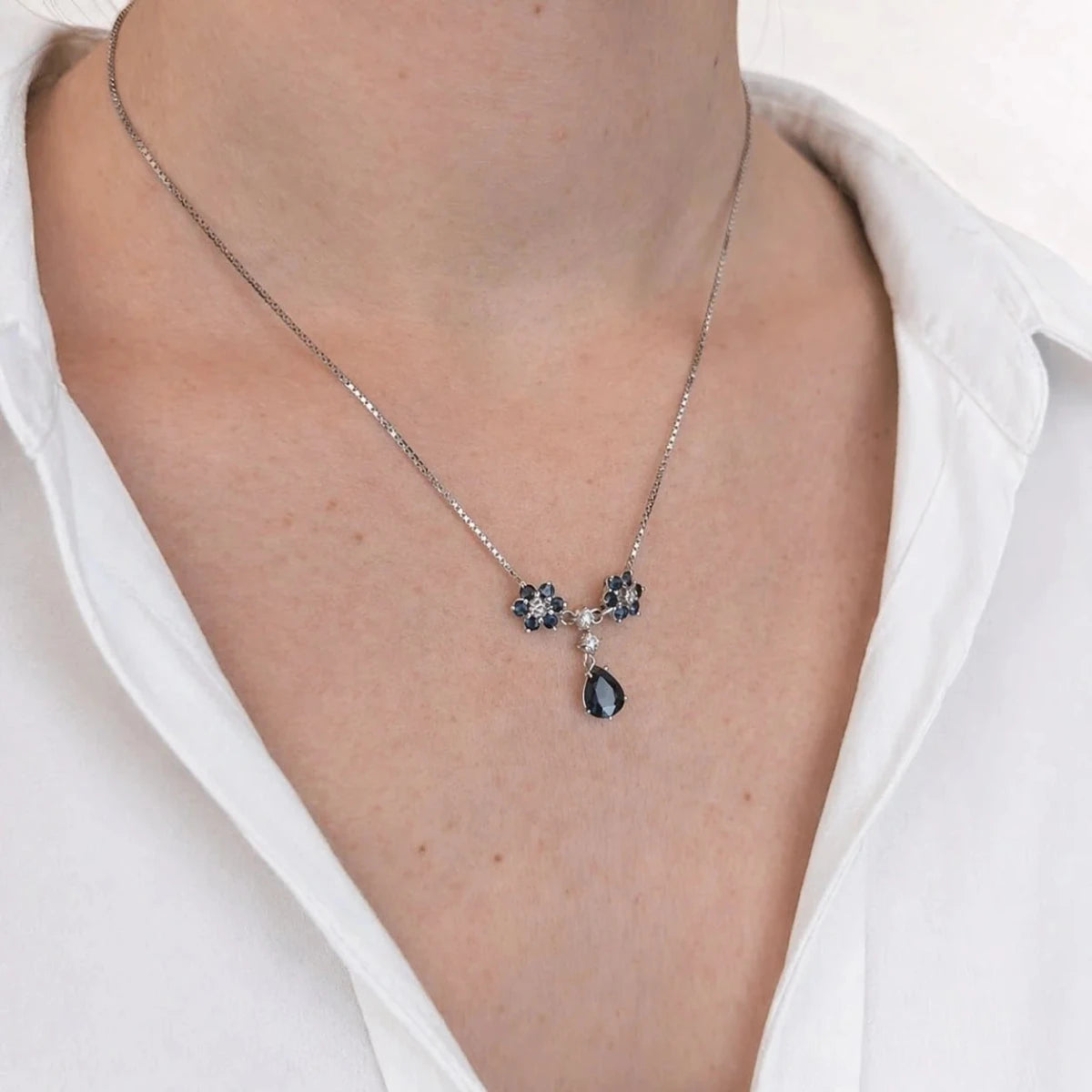 Collier Pendentif en or blanc, saphirs et diamants - Castafiore
