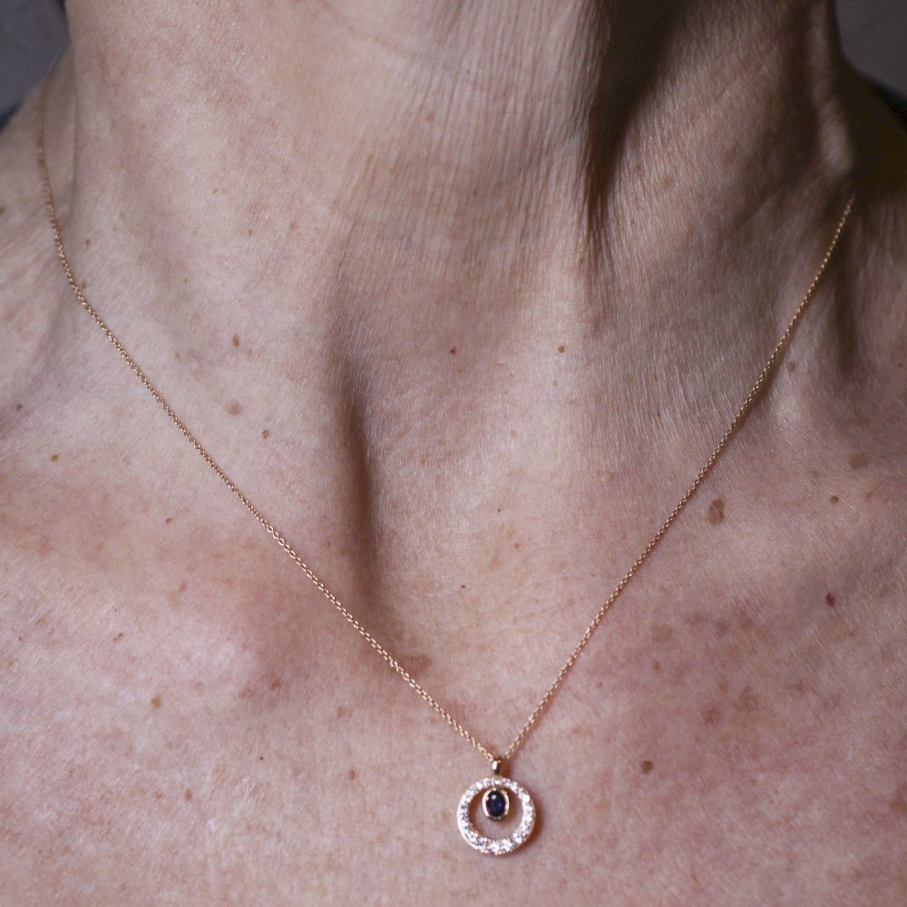 Collier Pendentif en or bleu, saphir et diamants - Castafiore