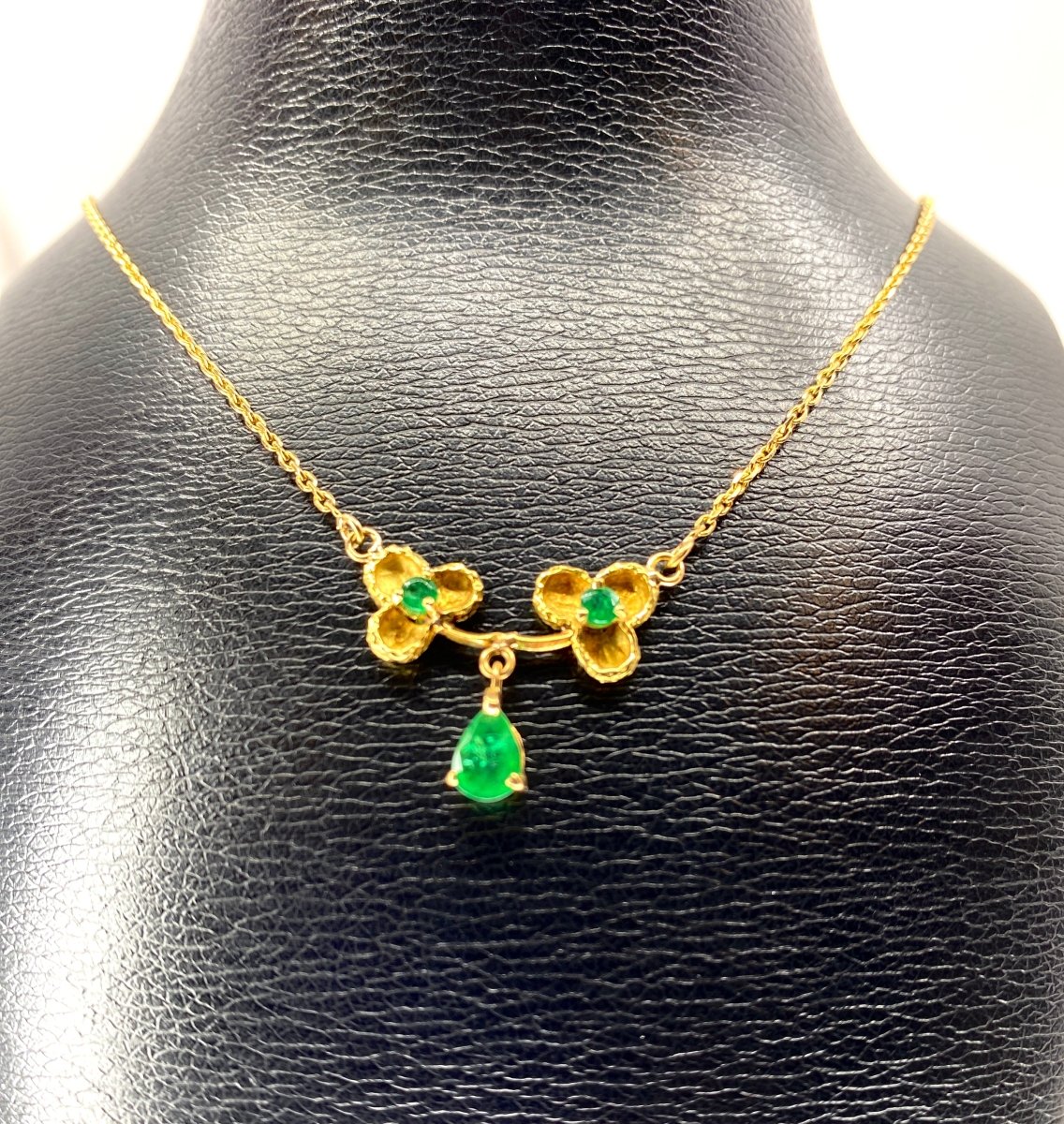 Collier pendentif en or jaune 18 carats et émeraudes - Castafiore