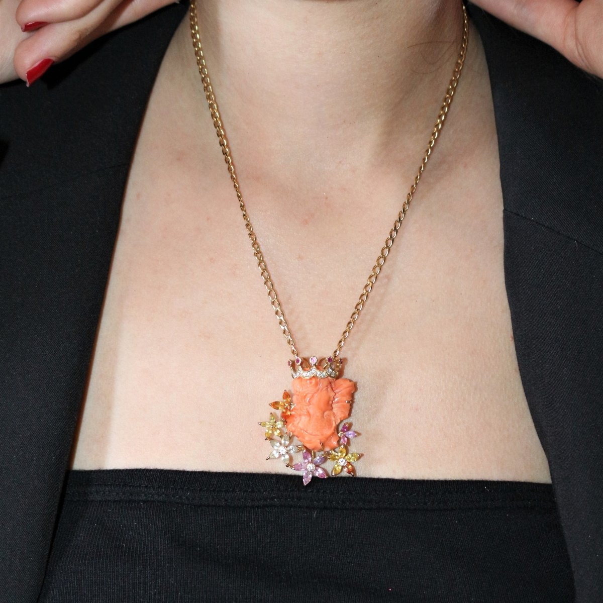 Collier Pendentif en or jaune, corail et diamants - Castafiore