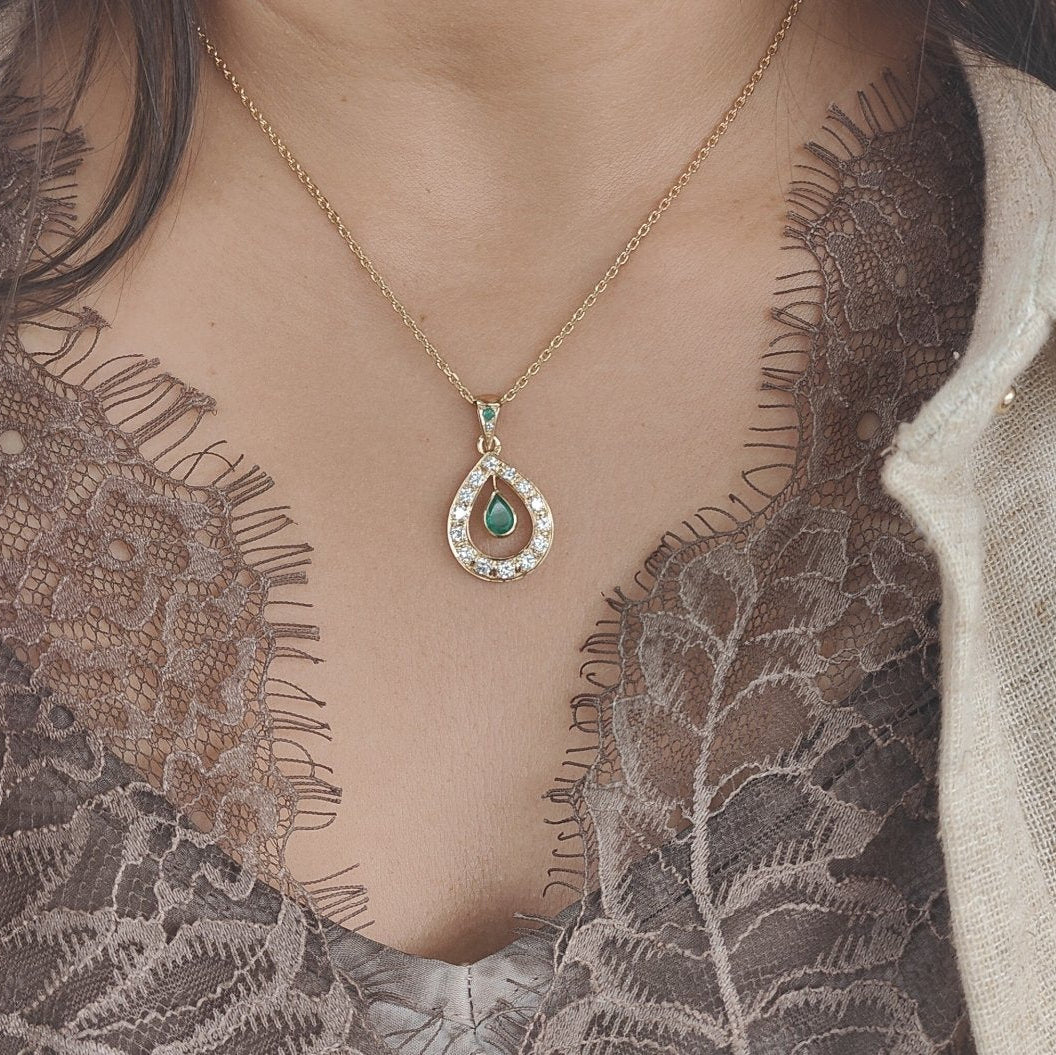 Collier pendentif en or jaune, émeraude et diamants - Castafiore