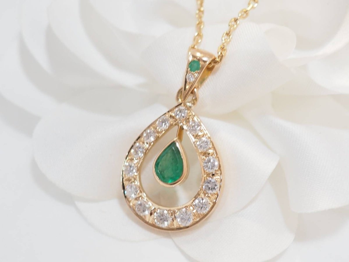 Collier pendentif en or jaune, émeraude et diamants - Castafiore