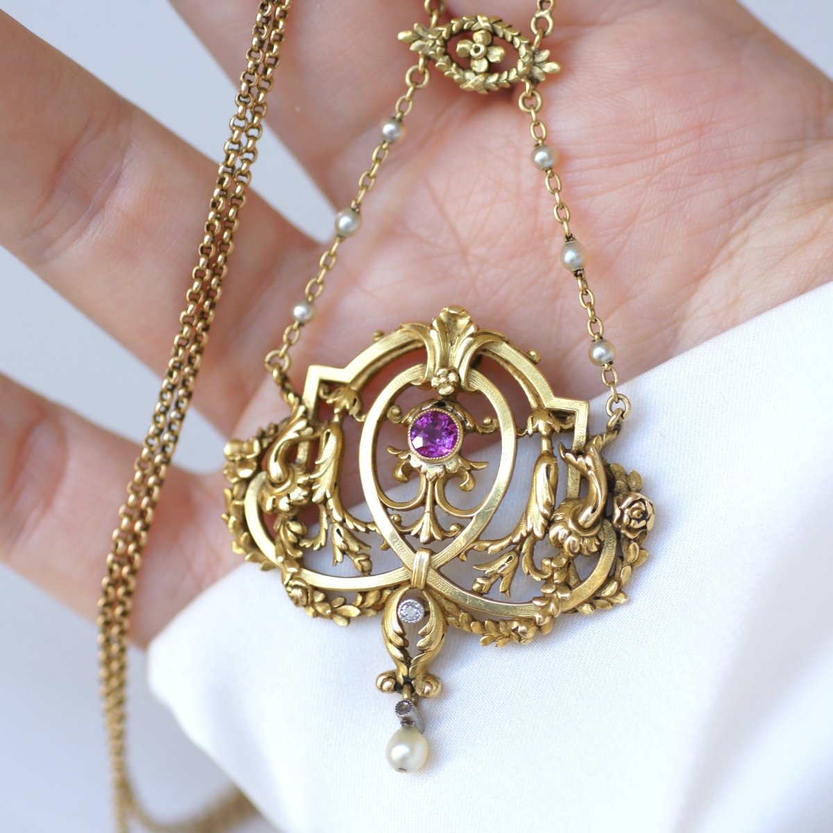 Collier Pendentif en or jaune, rubis, perles et diamants - Castafiore