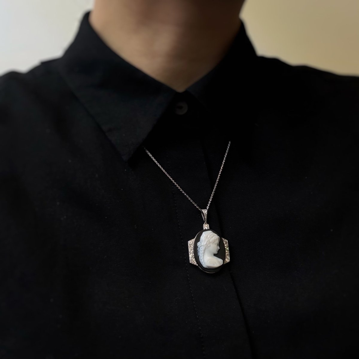 Collier Pendentif en platine, onyx et diamants - Castafiore