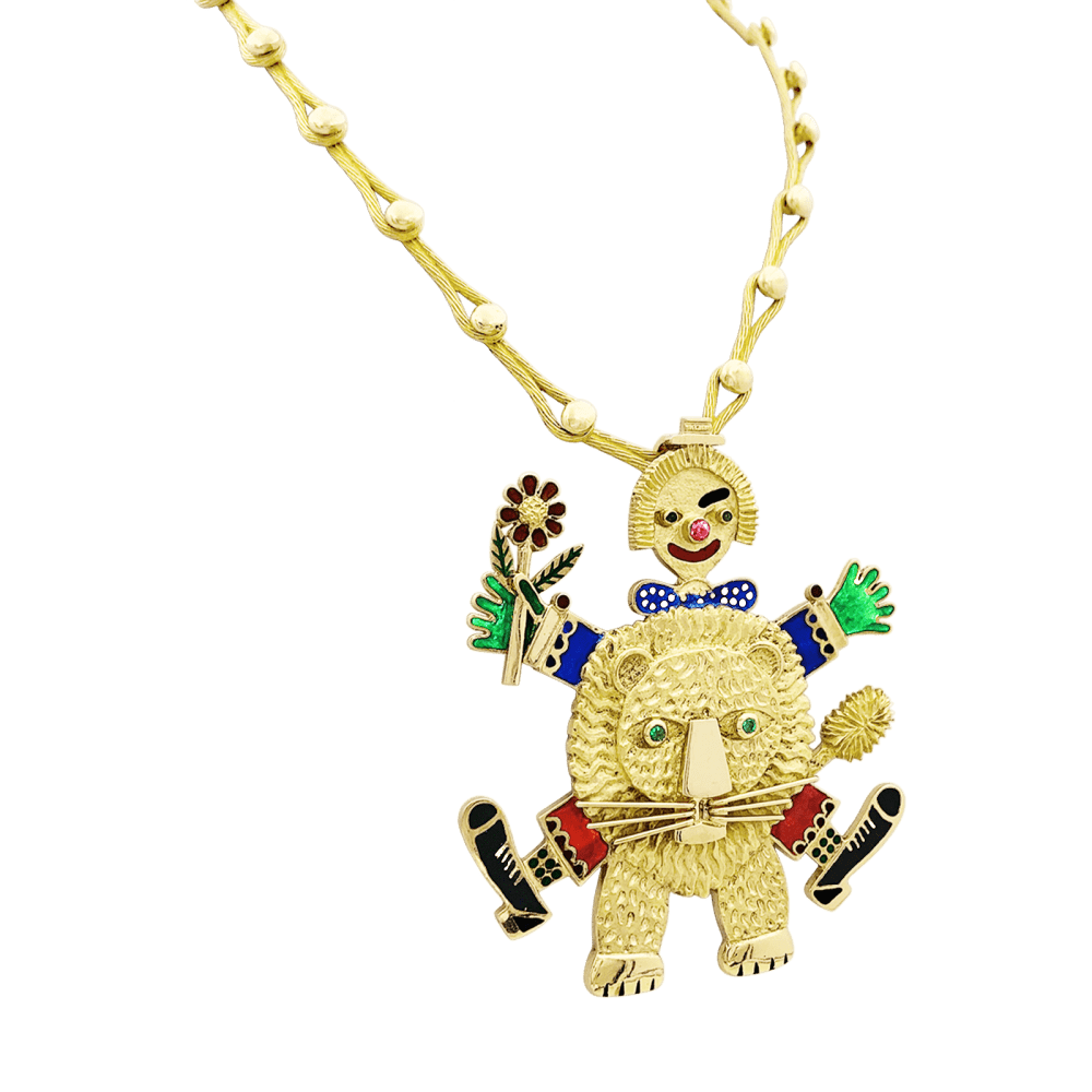 Collier Pendentif HENRI HECHT MAÏK "Le clown et le lion" en or jaune, émail, rubis et émeraudes - Castafiore